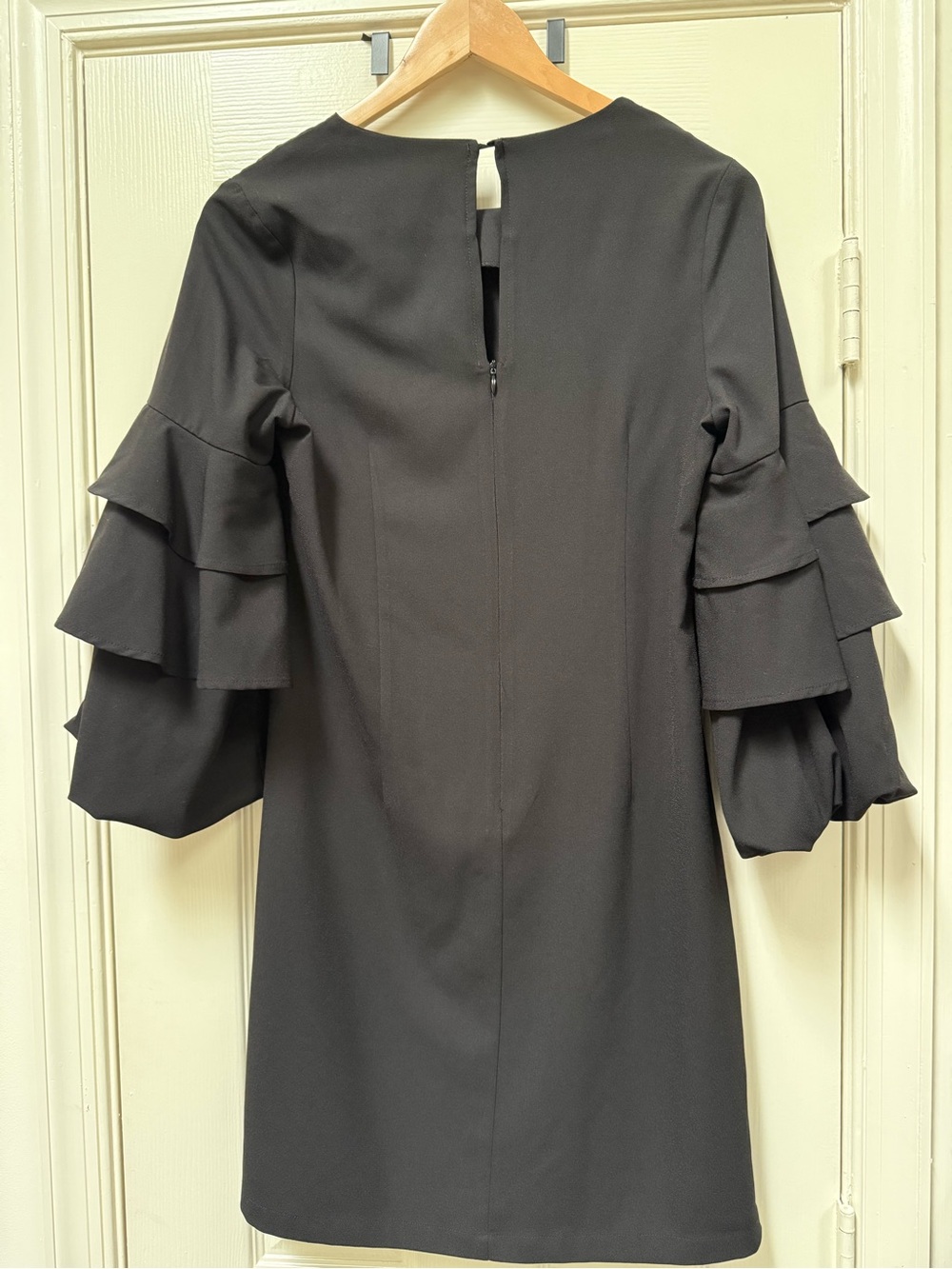 Gilli Black Ruffle-Sleeve Scoop Neck Shift Dress Keyhole Back Size Medium - Picture 4 of 6
